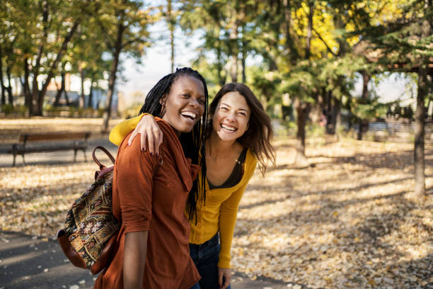 multi ethnic friends - city symbol usa autumn imagens e fotografias de stock