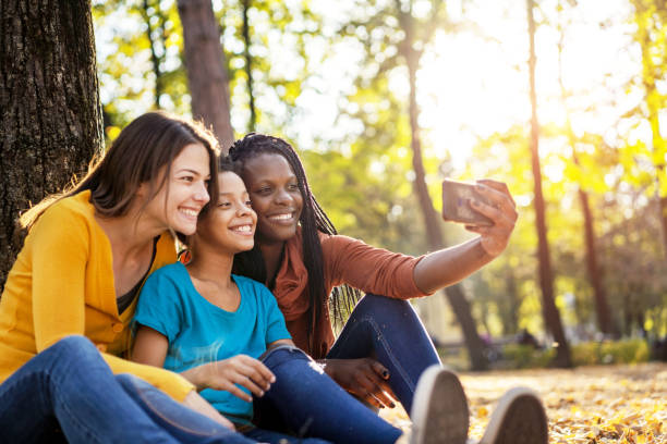 wielu etnicznych przyjaciół z dzieckiem robi selfie - homosexual family lesbian parent zdjęcia i obrazy z banku zdjęć