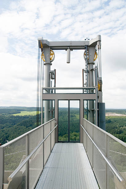 außen aufzug - vertical lift bridge stock-fotos und bilder