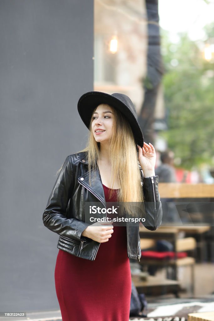 Joven Mujer Elegante Con Sombrero Negro Y Vestido Rojo Chaqueta De Cuero  Foto de stock y más banco de imágenes de A la moda - iStock