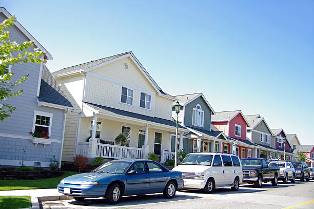 автомобилей и дома - car stationary blue sky стоковые фото и изображения