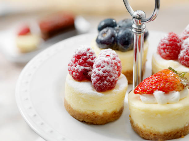 3층 디저트 스탠드에서 미니 치즈케이크 한입 먹기 - dessert cheesecake gourmet strawberry 뉴스 사진 이미지