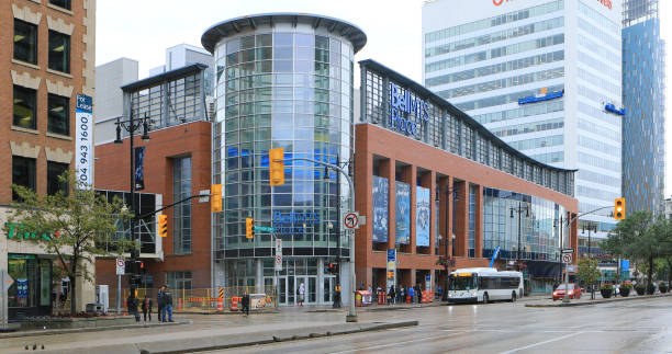 bell mts place a winnipeg, canada - canada main street manitoba winnipeg foto e immagini stock