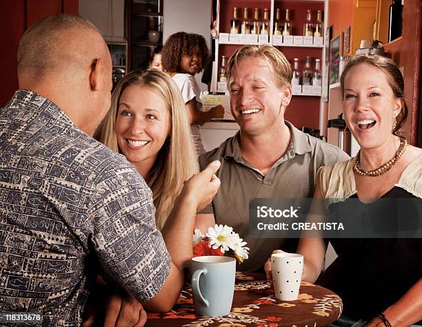 Freunde In Einem Coffee House Stockfoto und mehr Bilder von Alkoholfreies Getränk - Alkoholfreies Getränk, Blondes Haar, Braunes Haar