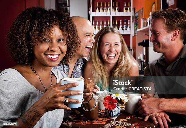 Photo libre de droit de Femme Afroaméricaine Avec Des Amis banque d'images et plus d'images libres de droit de Adulte - Adulte, Adulte d'âge moyen, Afro-américain