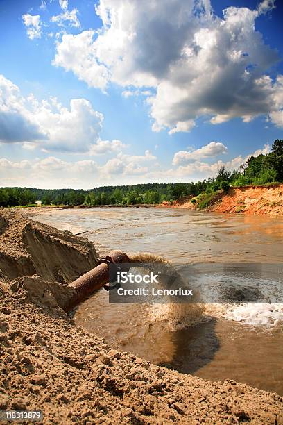 Foto de Esgoto Fluindo Do Topo De Um Tubo No Rio e mais fotos de stock de Anti-higiênico - Anti-higiênico, Canal, Cascata