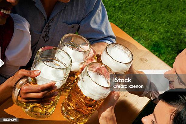 Gruppe Von Vier Freunde Trinken Bier Stockfoto und mehr Bilder von Alkoholisches Getränk - Alkoholisches Getränk, Bayern, Bier