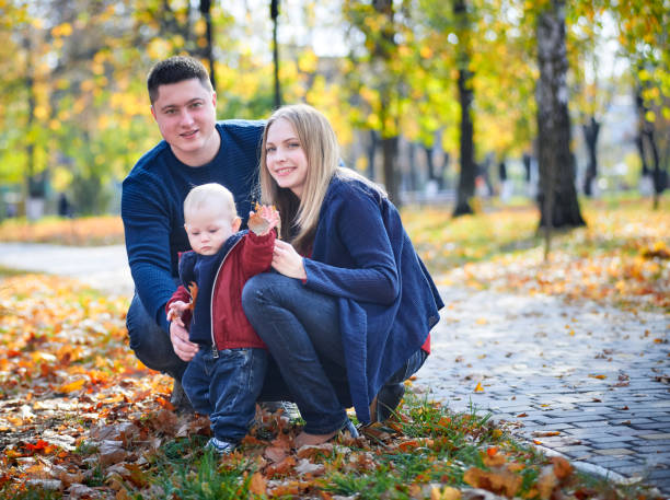 Ritratto sorridente genitori e figlio piccolo - foto stock