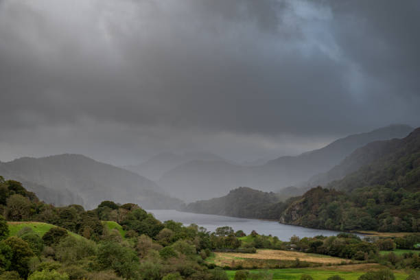 a weather front moving through nant gwynant and a choppy llyn gwynant in the snowdonia national park - nant gwynant imagens e fotografias de stock