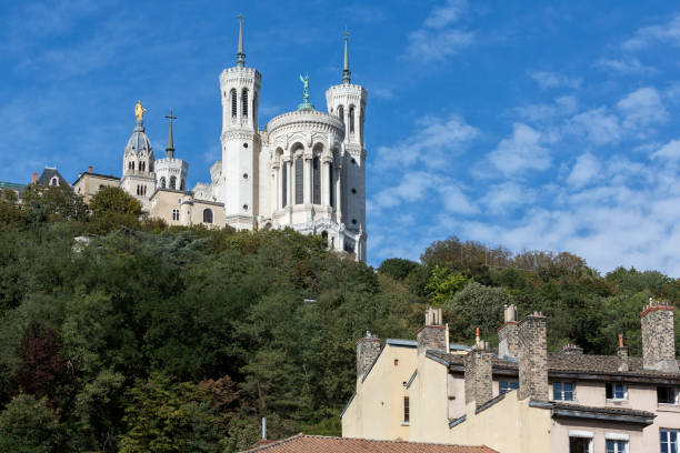 kirche notre-dame de fourviére in lyon, frankreich - basilika notre dame de fourvière stock-fotos und bilder