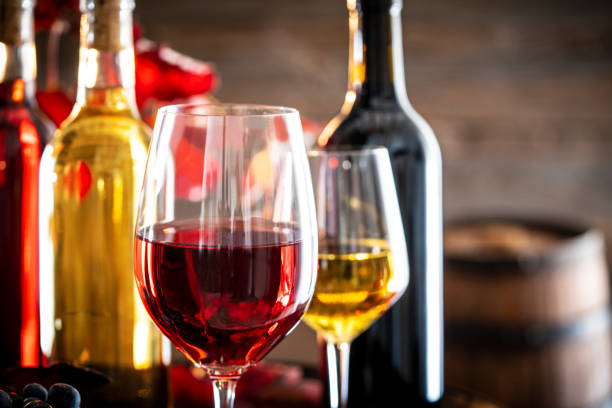 bottiglia di vino e bicchiere su botte di rovere del vino - alcohol wine barrel la rioja foto e immagini stock