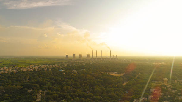 石炭火力発電所の空中写真 -工場チムニスからの煙 - 都市外の工場を持つ緑に覆われた都市での日の出、ライチュル、インド - nuclear power station nuclear energy power station fuel and power generation ストックフォトと画像