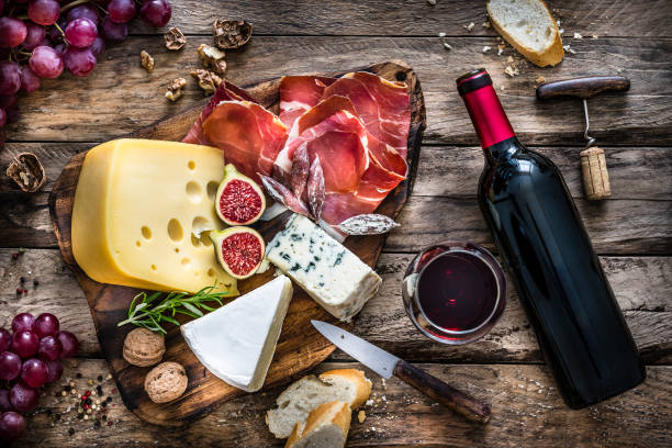 czerwone wino, ser i przekąska z szynki iberico - directly above wineglass glass wine zdjęcia i obrazy z banku zdjęć