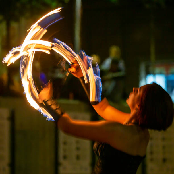 festival de espectáculos de fuego, timisoara, rumania - traditional festival juggling women performer fotografías e imágenes de stock