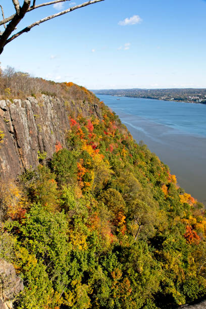 北を見下ろすハドソン川沿いのパリセード断崖のニュージャージーからの空中写真 - landscape usa vibrant color riverbank ストックフォトと画像