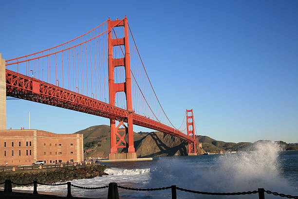 vague golden gate à san francisco, californie,, états-unis - fort point historic site photos et images de collection