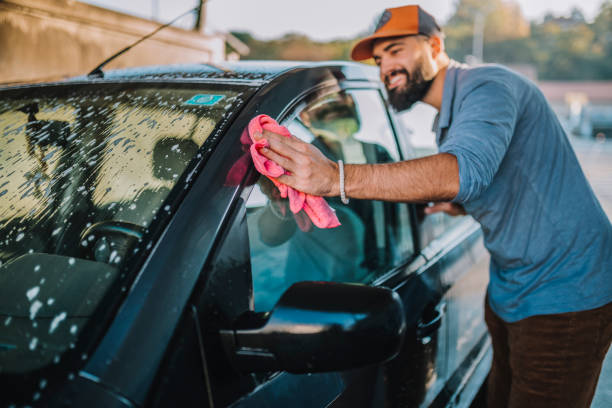 bell'uomo che lava l'auto - car wash car cleaning washing foto e immagini stock