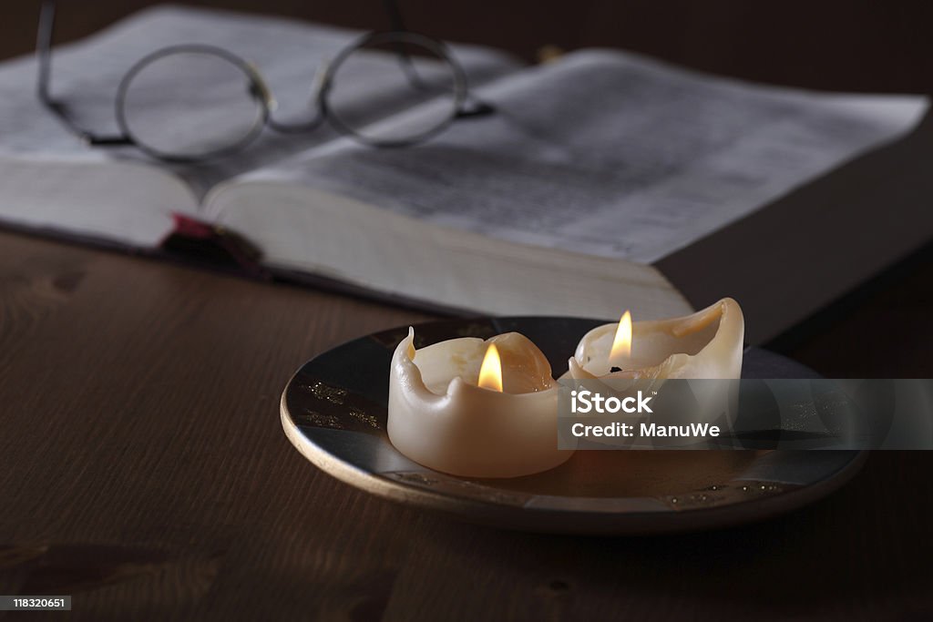 Burnt de velas e Lowlight Bíblia de leitura - Foto de stock de Aberto royalty-free
