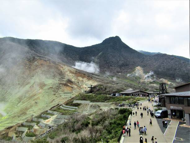 オワクダニ - 活発なスファーの通気口と温泉を持つ火山の谷。箱根、日本。 - sulphur ストックフォトと画像