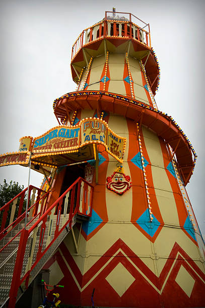 helter-skelter ride pour les attractions du parc des expositions - skelter photos et images de collection