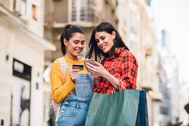 istock Twins shopping online 1183210595