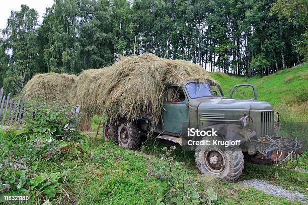 Foto de O Old Caminhão Com Hay e mais fotos de stock de Aldeia - Aldeia, Antigo, Bosque - Floresta