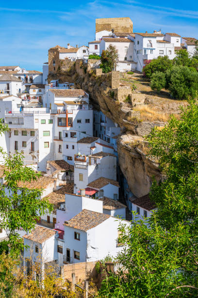 das schöne dorf setenil de las bodegas an einem sonnigen sommermorgen. provice von cadiz, andalusien, spanien. - malaga seville cadiz andalusia stock-fotos und bilder