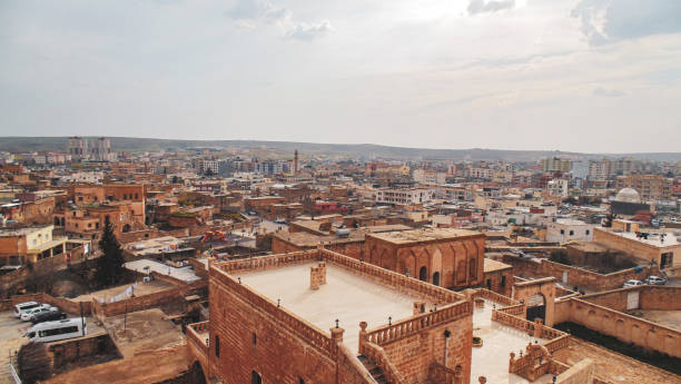 antike landsape in der stadt mardin in der türkei - midyat stock-fotos und bilder