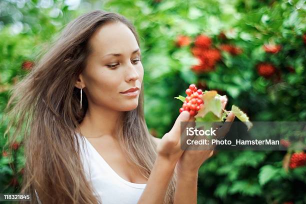 Photo libre de droit de Belle Fille Avec Guelder Rose banque d'images et plus d'images libres de droit de Activité - Activité, Adulte, Amour