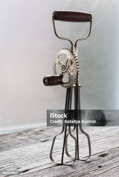Old Manual Whisk Eggs Beater Stock Photo - Download Image Now - Antique,  Baking, Blender - iStock
