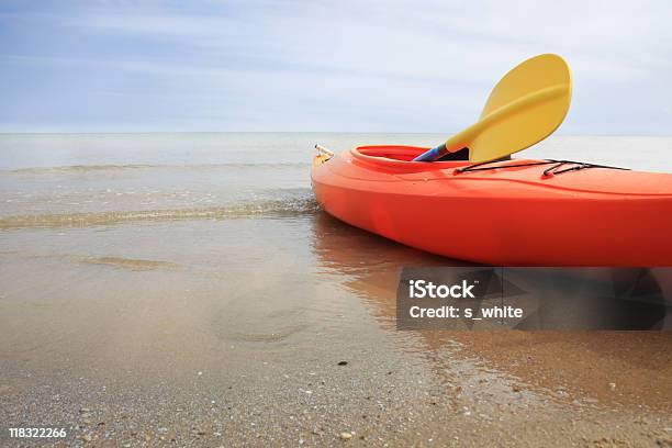 Caiaque - Fotografias de stock e mais imagens de Surf Ski - Surf Ski, Ao Ar Livre, Areia