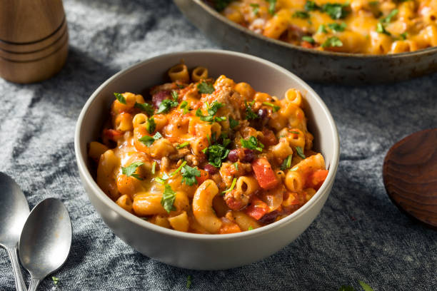 domowe chili mac i ser - macaroni cheese food staple casserole zdjęcia i obrazy z banku zdjęć