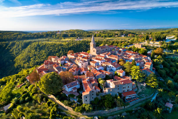 groznjan. antiguo pueblo de la colina de groznjan vista panorámica aérea - 7004 fotografías e imágenes de stock