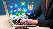 hand-mit-laptop-mit-anwendungssymbolen-fliegen-herum.jpg?b=1&s=170x170&k=20&c=2VcWtQbyNQF-VWkRt2kLJpvJR5410mohqsJdWABqnck=