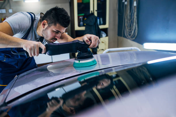 istock Poilishing a car 1183232396