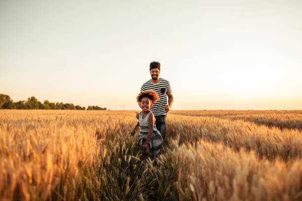 einen nachmittag mit der wichtigsten person meines lebens verbringen - family summer portrait nature stock-fotos und bilder