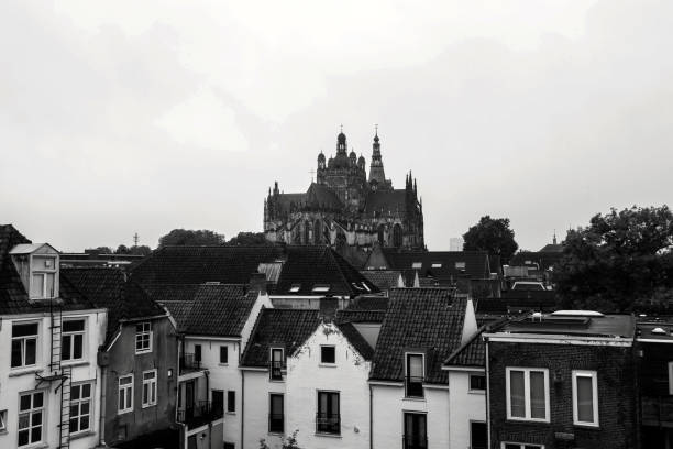 's-hertogenbosch 20 okt 2019, st. john basilika in den niederlanden, blick auf die dachterrasse nordbrabant provinz. schwarz und weiß - european union currency stock-fotos und bilder