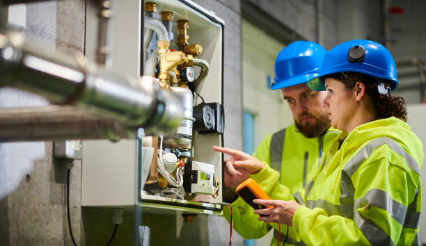 ingenieros eléctricos en la sala de calderas - caldera herramientas industriales fotografías e imágenes de stock