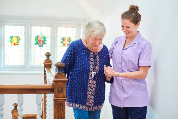 infirmière de soins de visite à domicile - home caregiver senior adult community outreach nursing home photos et images de collection