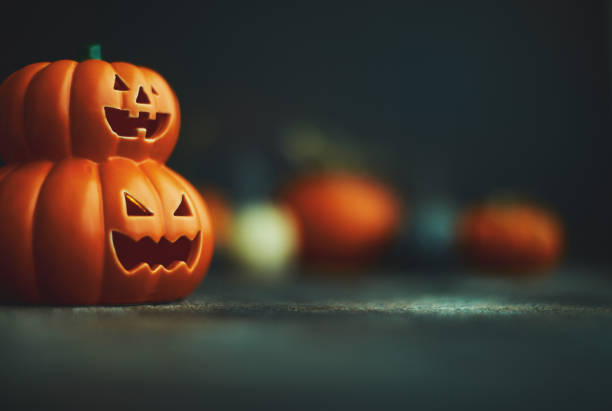 halloween hintergrund mit jack o'lantern und kürbissen - oktober fotos stock-fotos und bilder