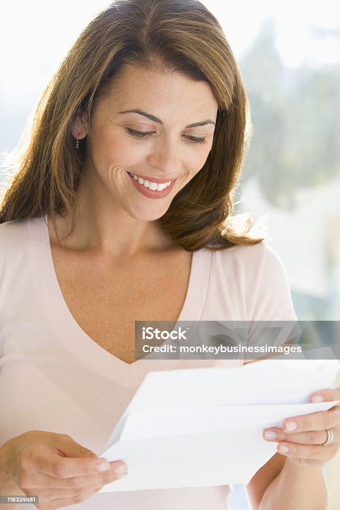 Mulher lendo carta - Foto de stock de Ler royalty-free