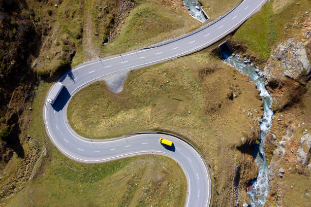 camión y furgoneta en sinuoso, camino de montaña, vista aérea - curve driving winding road landscape fotografías e imágenes de stock