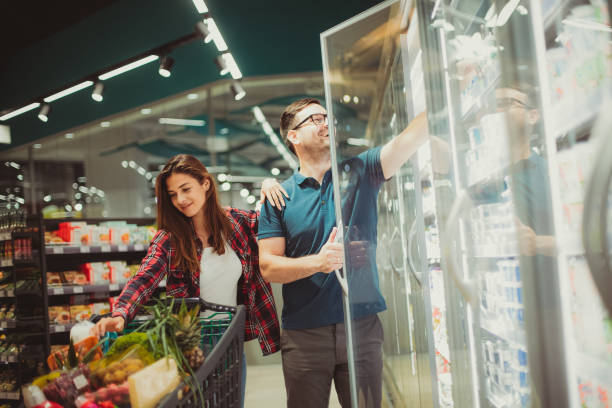 istock A couple in a grocery store 1183253426