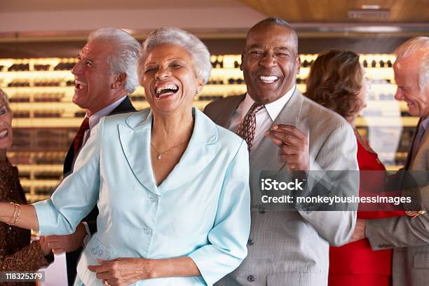 Parejas Bailar Juntos Foto de stock y más banco de imágenes de Tercera edad - Tercera edad, Bailar, Adulto maduro