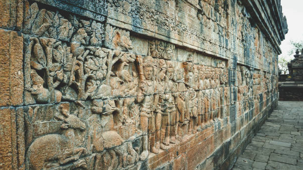 reliefs historiques sur les murs du temple de borobudur - borobudur ruins photos et images de collection