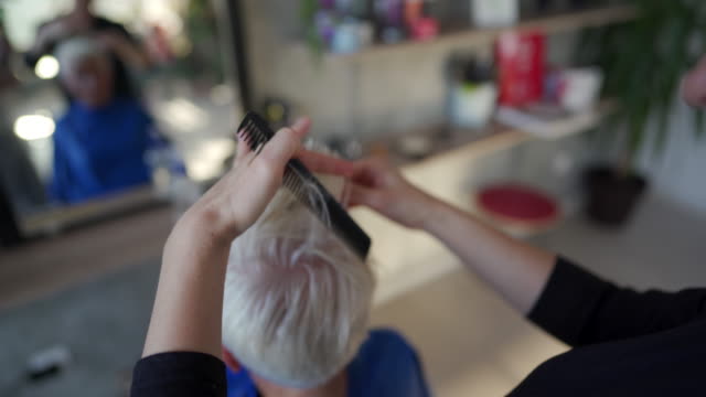 Hair cutting of short hair with scissors