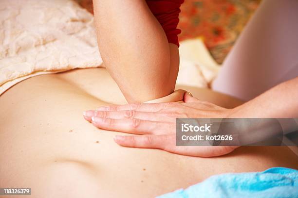 Massaggio Tailandese - Fotografie stock e altre immagini di Accudire - Accudire, Adulto, Arto - Parte del corpo