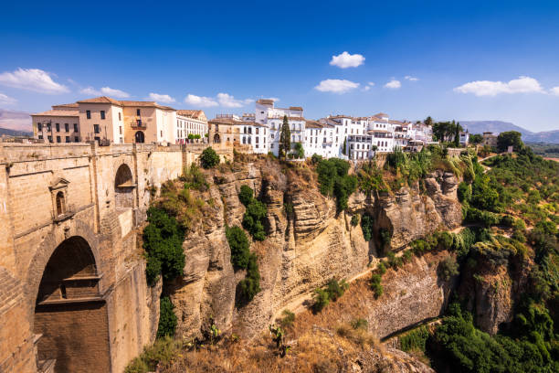 Puente Nuevo Steinbrücke und Pueblos Blancos am Rande der El Tajo Schlucht in der Bergstadt Ronda in Spanien – Foto