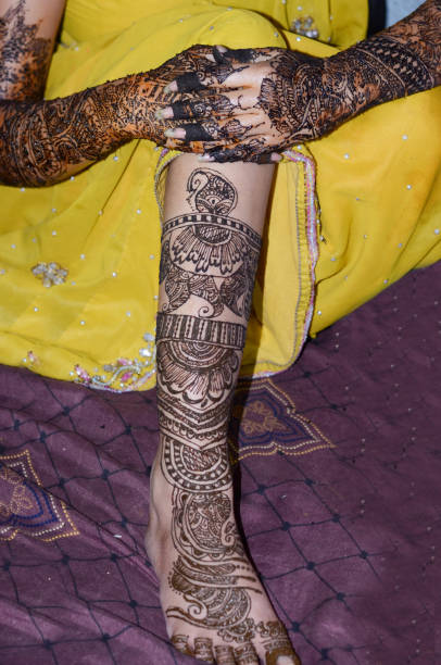 henna design an hand und bein - wedding indian culture pakistan henna tattoo stock-fotos und bilder