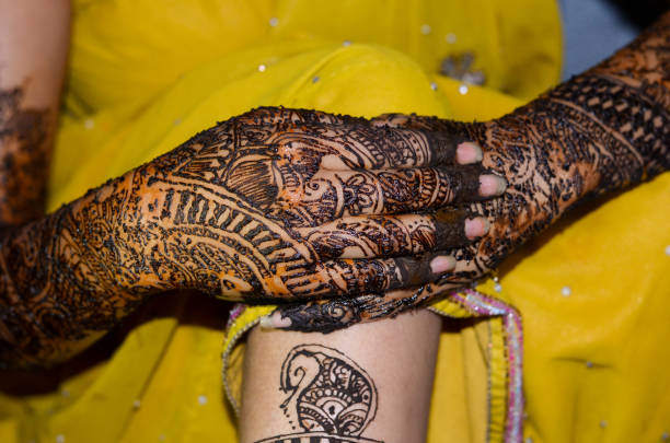 projeto de henna na mão e no pé - wedding indian culture pakistan henna tattoo - fotografias e filmes do acervo